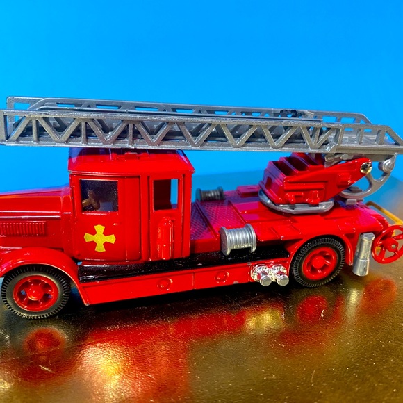 MATCHBOX 2000 FIRE ENGINE LADDER TRUCK 1932 MERCEDES BENZ L5 METAL DIE CAST 5” - Picture 5 of 8